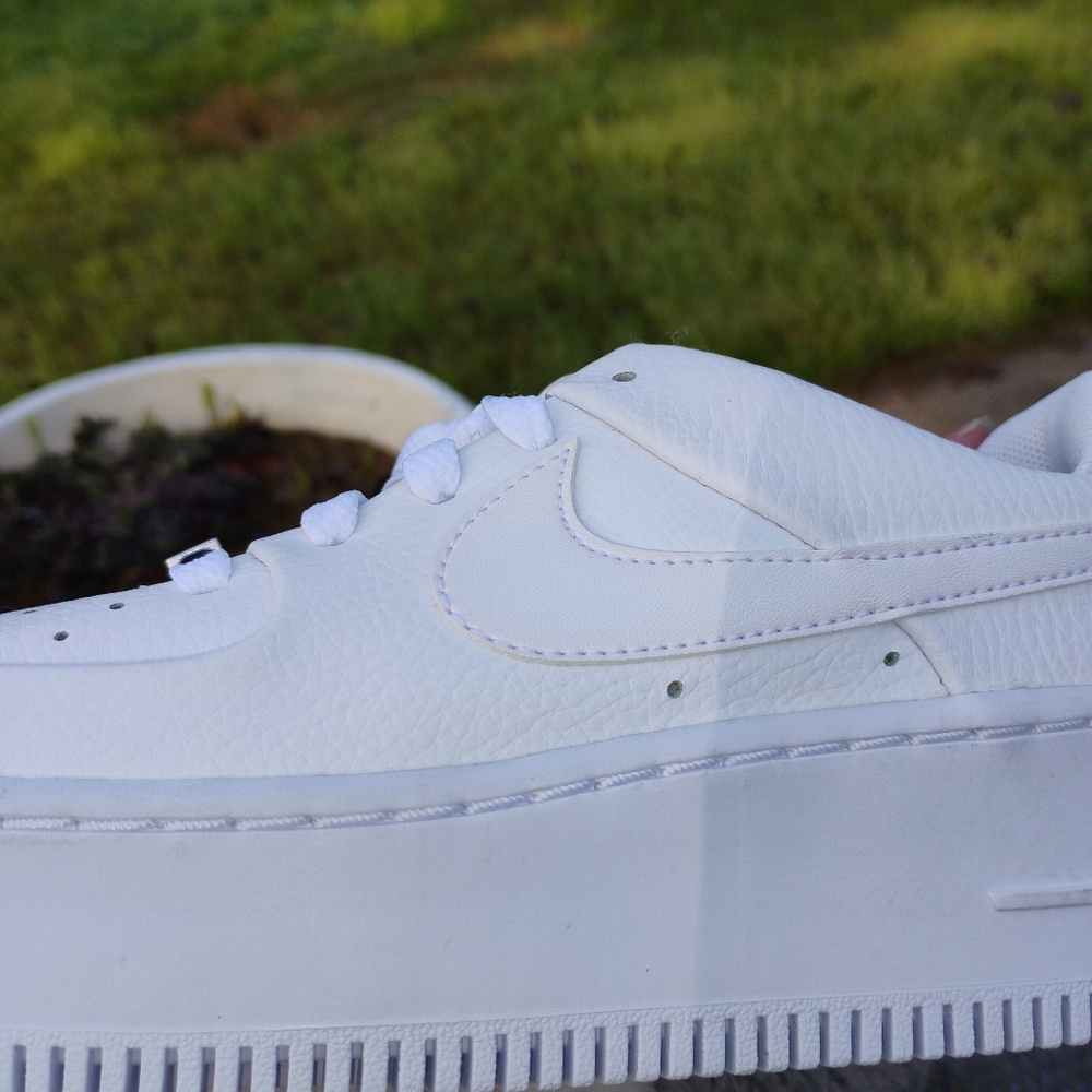 Nike White Sneakers for Women. Size 6 - Picture 7 of 7